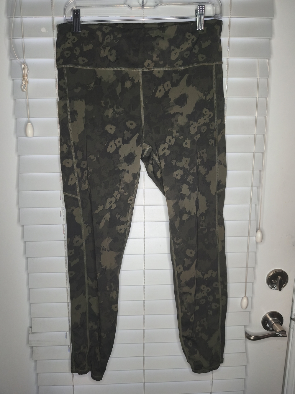Vuori Stride Leggings Womens Size M Oregano Camo Flower High Rise Pockets Yoga